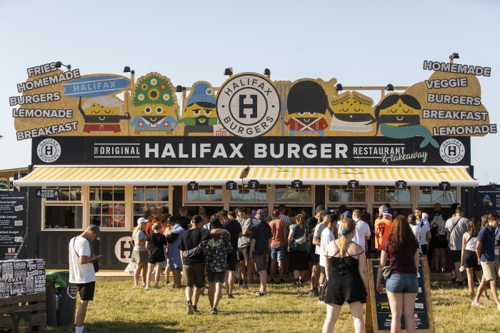 kom med som frivillige for halifax burgers på roskilde festival gratis burgere på arbejde og billige personale øl få vagter med dine venner sommer festival 